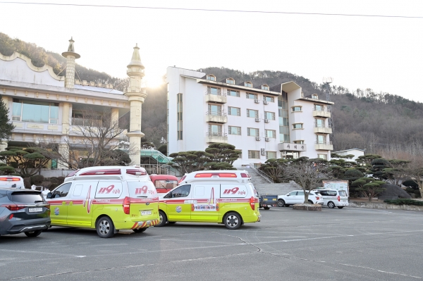 공주유스호스텔 환자 요양병원 이송 모습