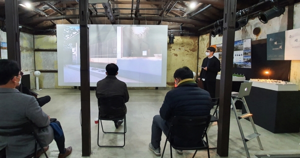 한밭대학교 최병욱 총장과 주요보직자 등이 프로젝트 참여 학생의 작품 설명을 듣고 있다.