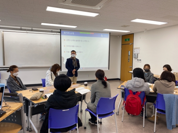 한밭대학교 ‘경력단절 여성을 위한 창업 전문교육’에 참여한 수강생들이 전문강사의 강의를 듣고 있다.