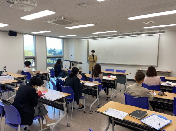 ‘경력단절 여성을 위한 창업 전문교육’에 참여한 수강생들이 전문강사의 강의를 듣고 있다.