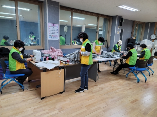 대전 중구 용두동행정복지센터 3층 다목적실에서 진행한 용두동자원봉사협의회 봉사 활동 모습