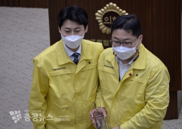 이태환 세종시의회 의장과 박성수 의원