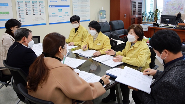 복지환경위원회 의원들이 2021년 본예산심의에 있어 각 실과 팀장급 이상과 사전협의를 통해 사업방향 제시와 의견수렴 과정을 거치고 있다.