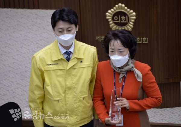 이태환 세종시의회 의장과 홍정희 의회사무처 운영지원 담당