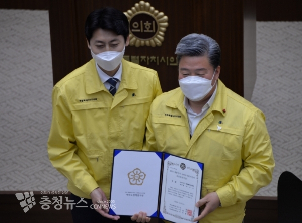 에태환 세종시의회 의장과 차성호 의원