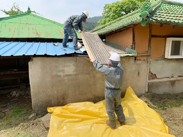 운산 여미리 슬레이트 처리사업 장면