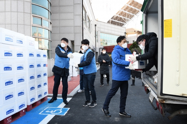 사진은 서울특별시립은평노인종합복지관에서 KT&G 임직원 봉사단이 참여해 ‘2020 사랑의 김장 나눔’ 봉사를 진행하고 있는 모습