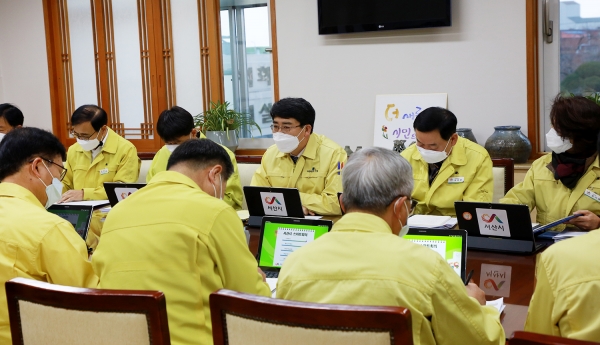 16일 시장실에서 열린 간부회의에서 맹정호 서산시장이 지시사항을 전달하는 장면