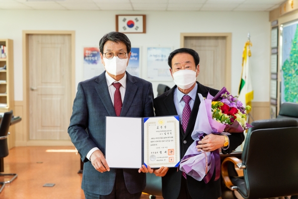 임천식 새마을문고 청양군지부 회장 ‘국무총리 표창’(사진 오른쪽)