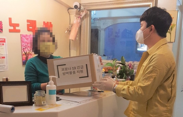 관내 노래연습장에 방역물품을 지원하는 중구청 공무원