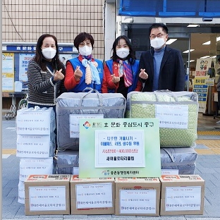 중구 중총동행정복지센터 앞에서 진행한 대전새여울로타리클럽 기탁식 모습