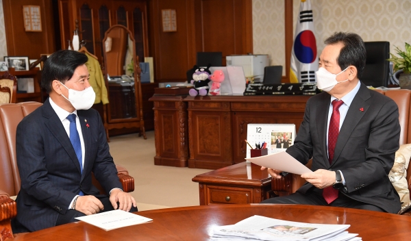 황인호 동구청장(왼쪽)과 정세균 국무총리(오른쪽)이 대화하는 모습