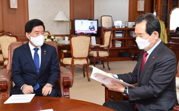황인호 동구청장(왼쪽)과 정세균 국무총리(오른쪽)이 대화하는 모습