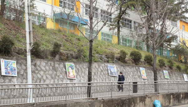 우수사례로 선정된 “우리 마을의 추억, 마을을 갤러리로 만들다(유천초 옹벽 타일 벽화 조성)” 사진