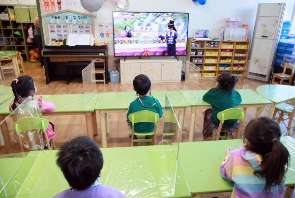 서구청 직장어린이집 아이들이 ‘행복을 파는 가게’ 가족사랑 인형극을 관람하고 있다.