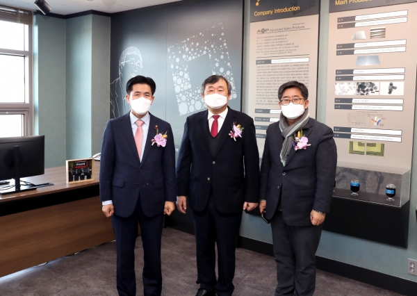 16일 대덕산학융합캠퍼스 4층에 ‘박장우 홀’을 개소하고 기념촬영을 하고 있다.(사진 왼쪽부터 한밭대학교 최병욱 총장, 박장우 교수, 최종인 산학협력부총장)