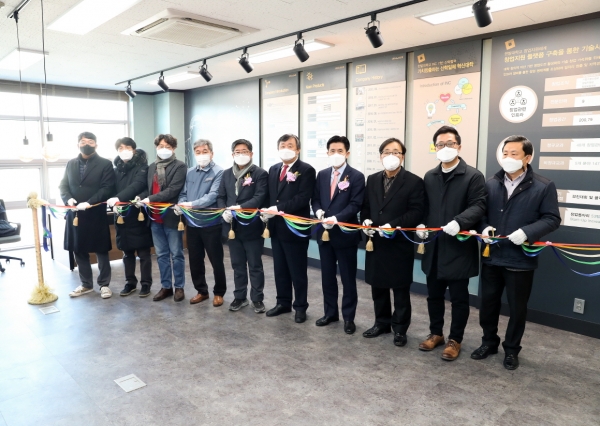 16일 대덕산학융합캠퍼스 4층에 ‘박장우 홀’을 만들고 산학협력단 관계자들이 함께 기념촬영