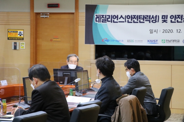 김병숙 서부발전 사장이 레질리언스 진단용역 성과를 듣고 있다.