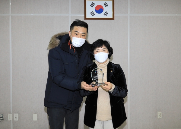 한민시장 상인회 감사패 수여식 모습. (왼쪽부터 김종천 한민시장 상회회장, 박혜련 시의원)