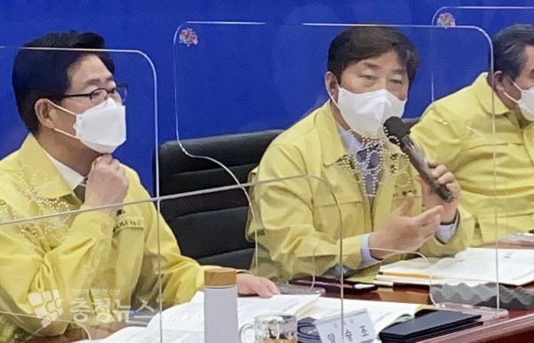 황명선 충남시장군수협의회장(오른쪽)이 "도지사와 시장군수의 연대정신이 자랑스럽다"고 말했다.