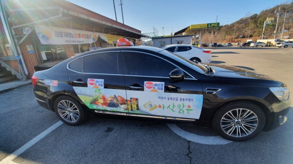 ‘반드시! 마스크 착용’ 홍보물을 부착한 택시