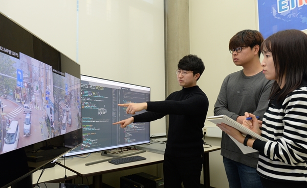 ETRI 연구진이 객체검출 기술을 기반으로 하는 시각지능을 시연하고 있다.