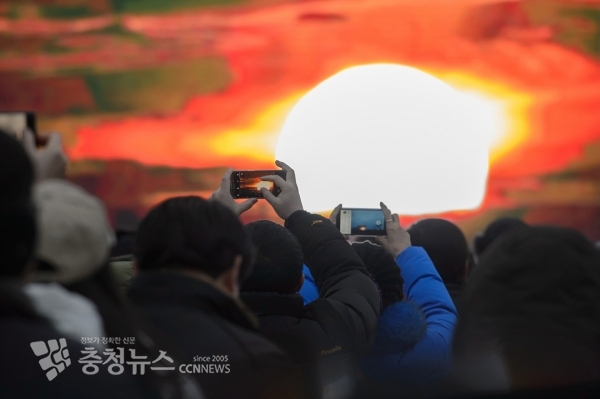 시민들이 세종시 호수공원 일출을 촬영하고 있다.