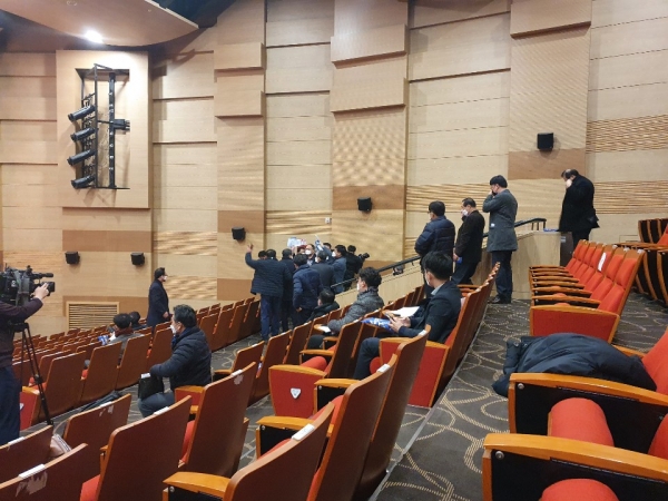 중기부 세종시 이전 공청회에 참석한 대전 방청객들이 불만을 표시하며 퇴장하고 있다.