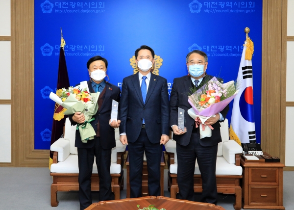 제9회 우수의정대상 표창패 전달식 모습, (왼쪽부터)대전시의회 윤용대 의원, 권중순 의장, 민태권 의원