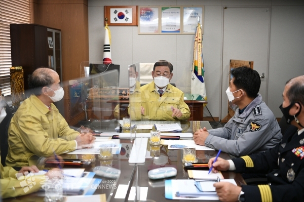 예산군 코로나19 확산방지 주요기관장 긴급 대책회의 모습