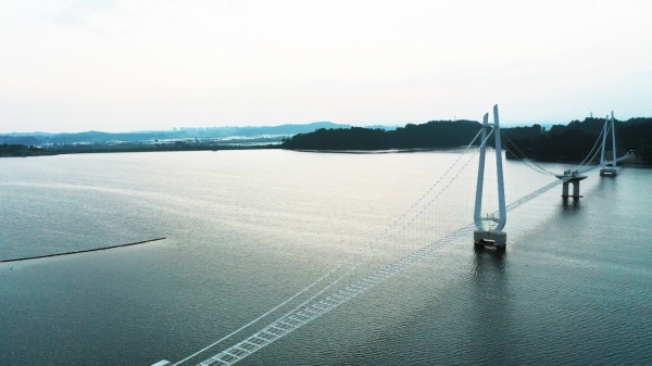 탑정호 출렁다리 모습