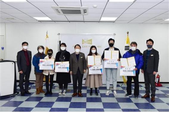 김여정(2학년)학생 외 2명이 최근 김포시청 영상회의실에서 개최한 ‘2020 김포시 도시재생 아이디어 공모전’에서 장려상 수상