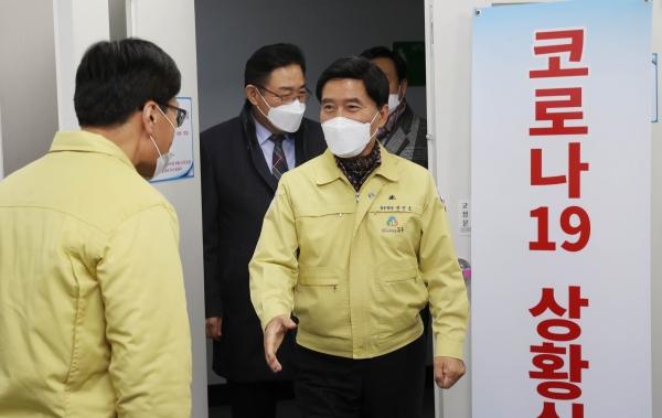 황인호 동구청장(가운데)이 안전총괄과 재난안전실을 격려 방문하는 모습