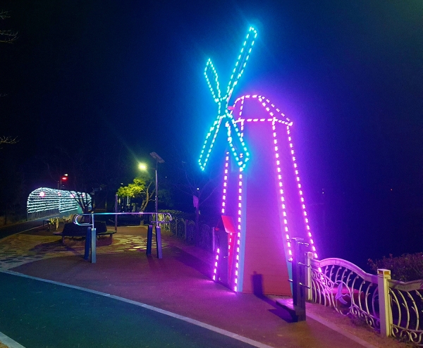 온석지에 설치한 풍차와 루미나리에