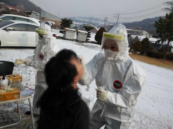 보건소 직원들이 고위험 집단시설에 대한 전수검사를 실시하고 있다.