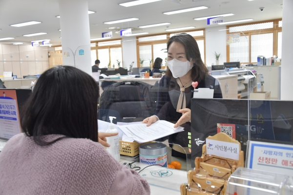 부여군 시민봉사실 민원인 응대 장면