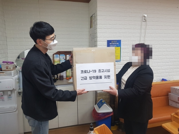 20일 관내 종교시설을 점검하는 중구청 공무원