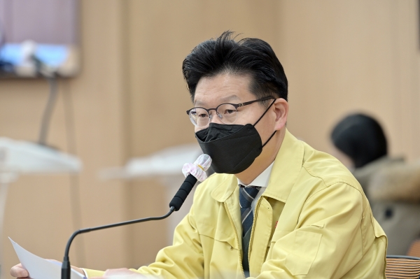 21일 시청 대백제실에서 열린 주간업무보고회 참석한 김정섭 시장
