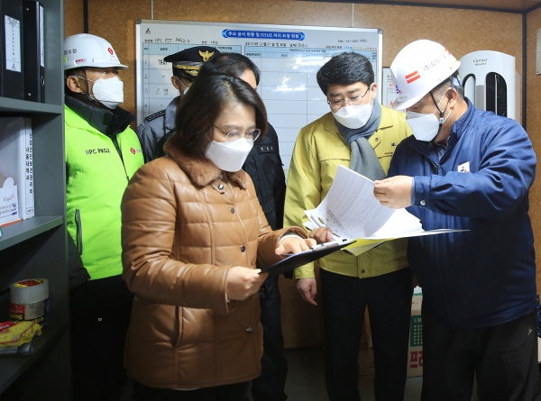 22일 오전 맹 시장이 현장사무소를 들러 공사현황 및 방역대책 등을 확인하는 장면