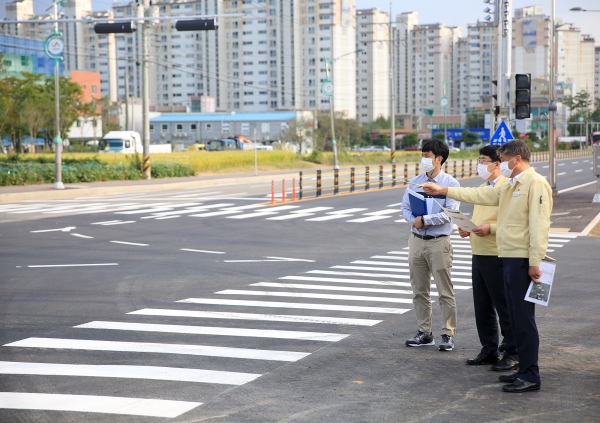 지난 10월 동문동 밤갓로 도로 확포장 사업 현장 점검