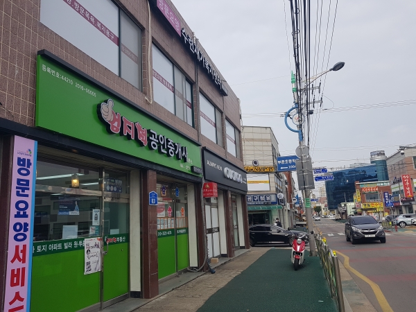 부춘동 고운로 일원 간판개선사업 장면