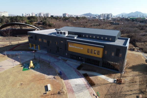 아산시 꿈샘어린이청소년도서관 전경