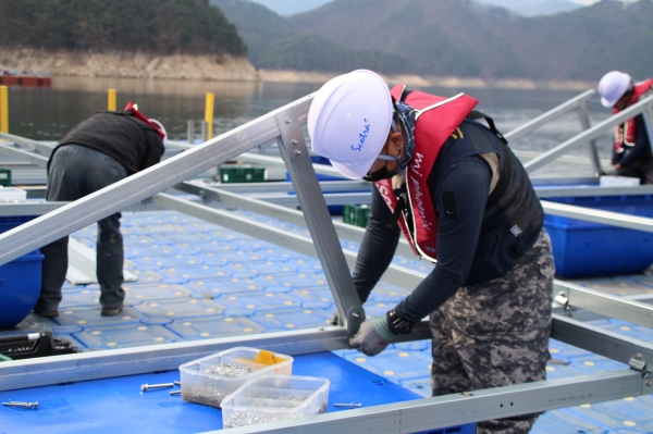 합천댐 수상태양광 구조체 조립