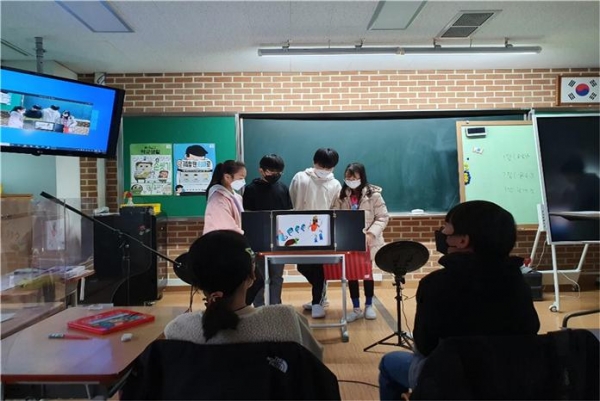 대전대신초 그림연극 시연 모습