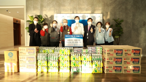 사진 오른쪽 네 번째가 세종충남대학교병원 나용길 원장, 다섯 번째가 홈플러스 세종점 성주호 부점장, 왼쪽 두 번째가 이미혜 사원대표