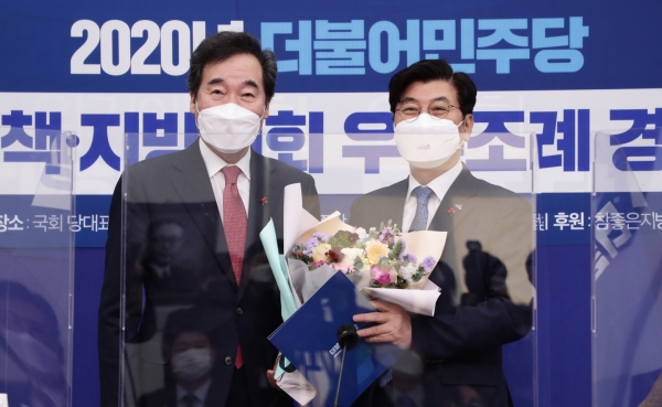 더불어민주당이 22일 지방정부 우수정책 경진대회를 개최했다. 사진은 민주당 이낙연 대표(왼쪽)와 이춘희 세종시장(오른쪽).