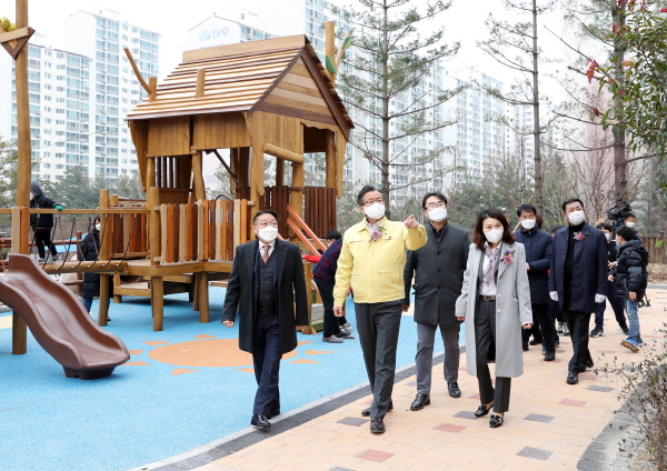 23일 오후 정용래 유성구청장이 새단장을 마친 지족실어린이공원을 방문해 현장점검을 실시하고 있다