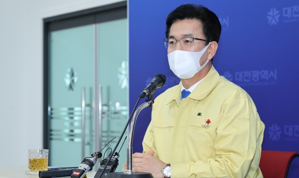 허태정 대전시장은 23일 코로나19 확산 저지를 위한 성탄절 대면예배 금지 행정명령을 내렸다.