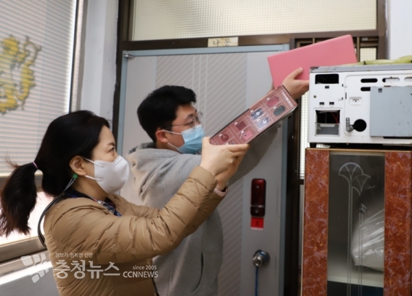 서부발전 직원이 취약계층 아동에게 사랑의 핑크박스를 비대면으로 전달하고 있다.