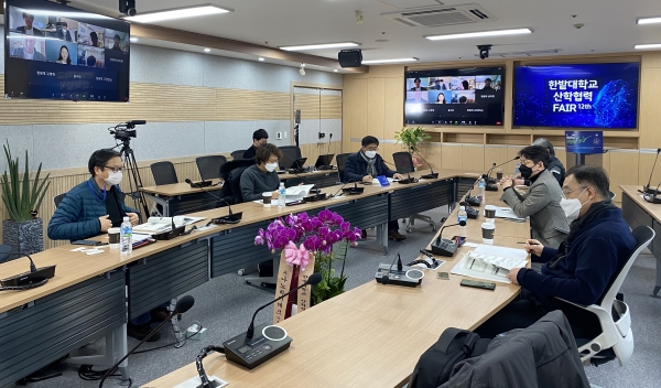 K7U-Belt 온라인 창업아이디어 경진대회 6개의 본선 진출팀이 온라인으로 창업아이디어를 발표하고 심사위원이 심사를 하고 있다.